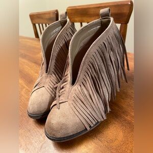 Mata Fringe boots Size 6